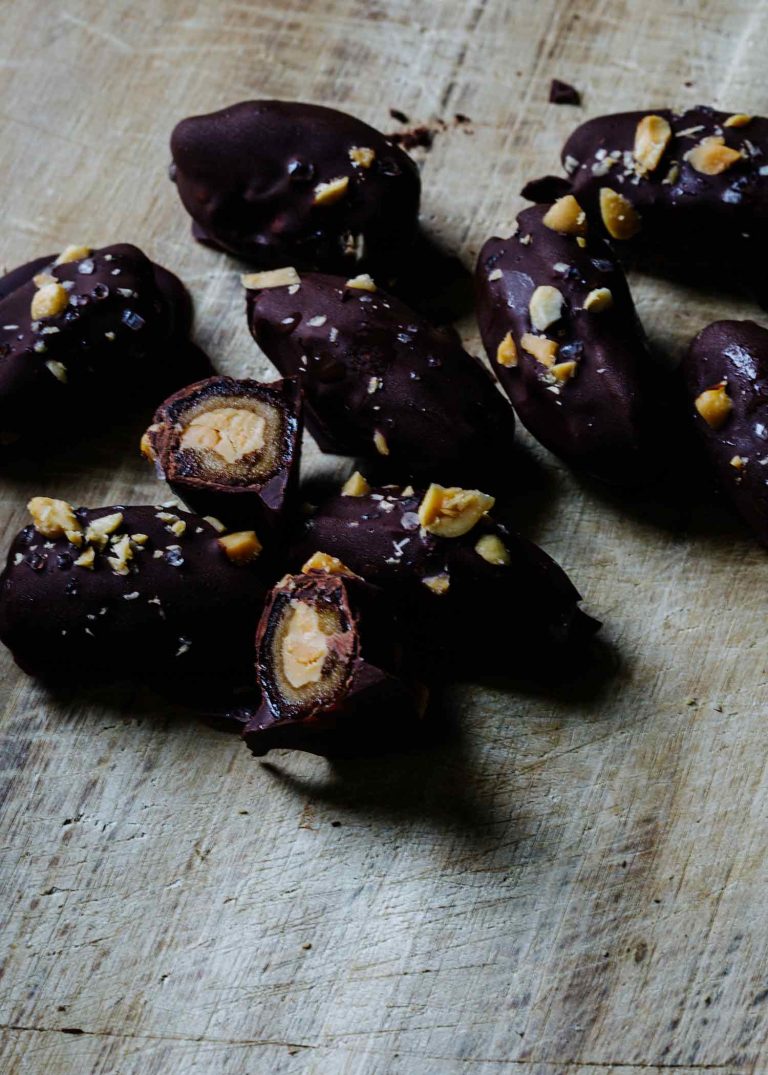 Vegane Snickers Datteln mit Erdnussmus, Erdnüssen und Schokolade