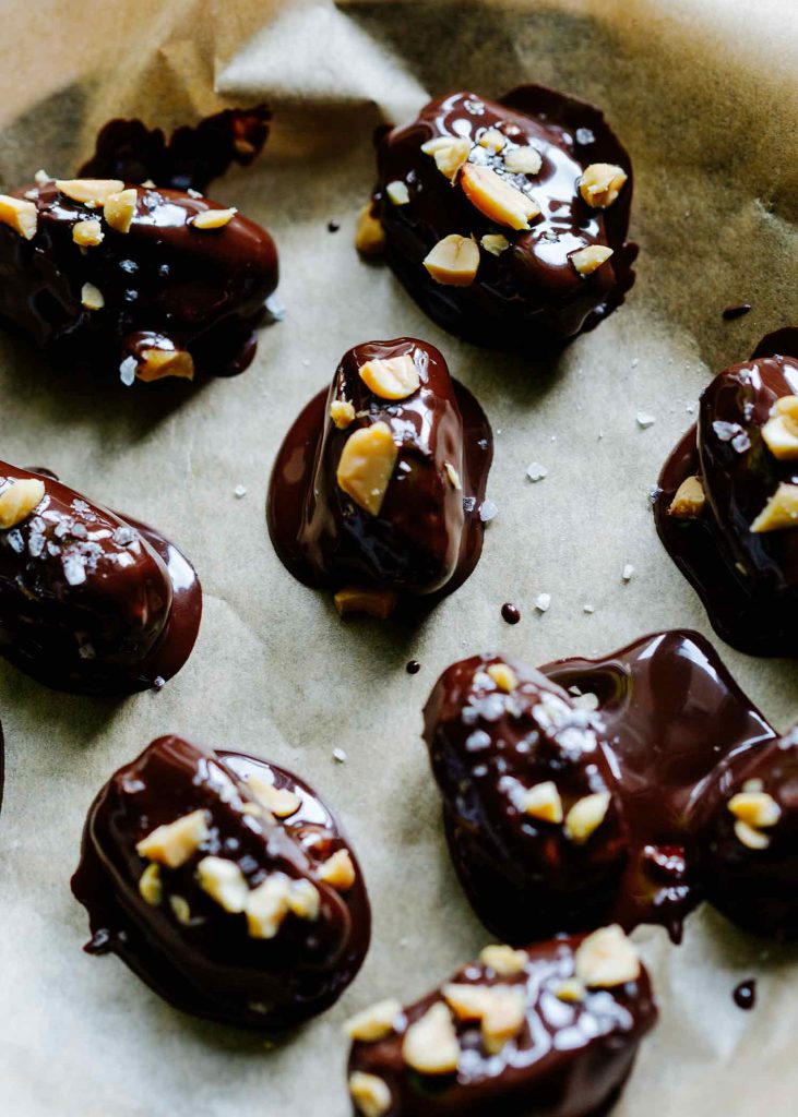 Vegane Snickers Datteln mit Erdnussmus, Erdnüssen und Schokolade