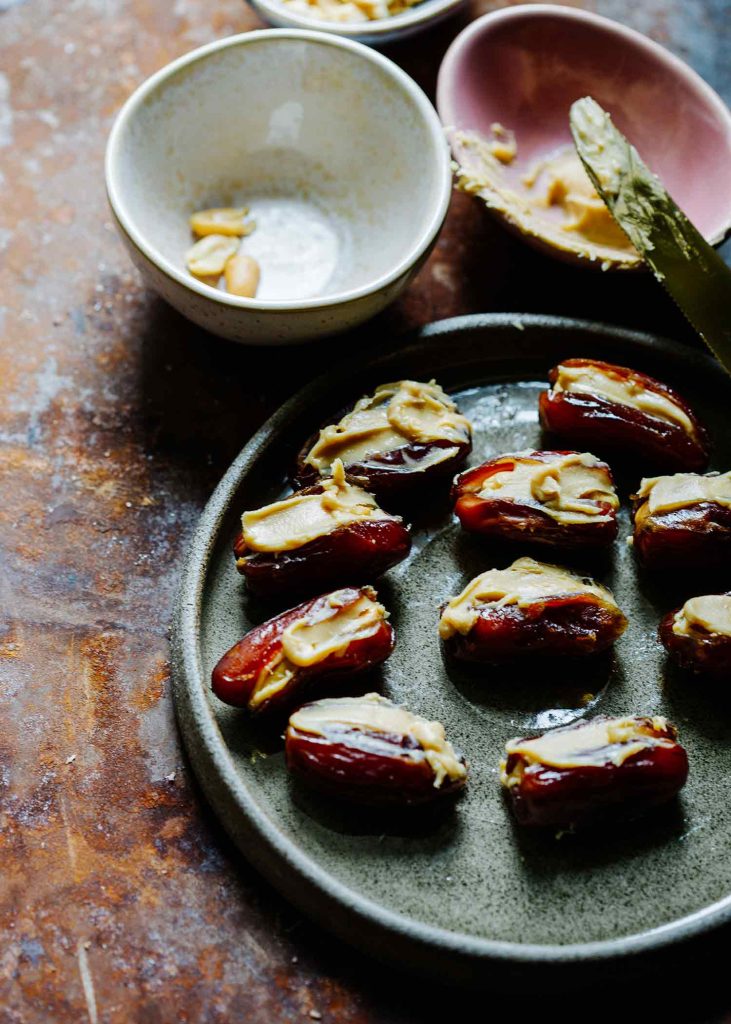 Vegane Snickers Datteln mit Erdnussmus, Erdnüssen und Schokolade