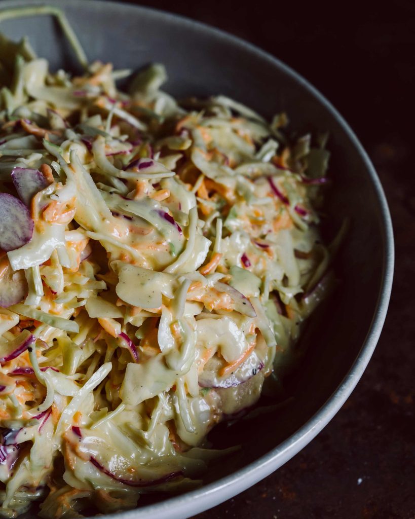 Veganer Coleslaw mit Weißkohl und Karotten in cremigem Dressing