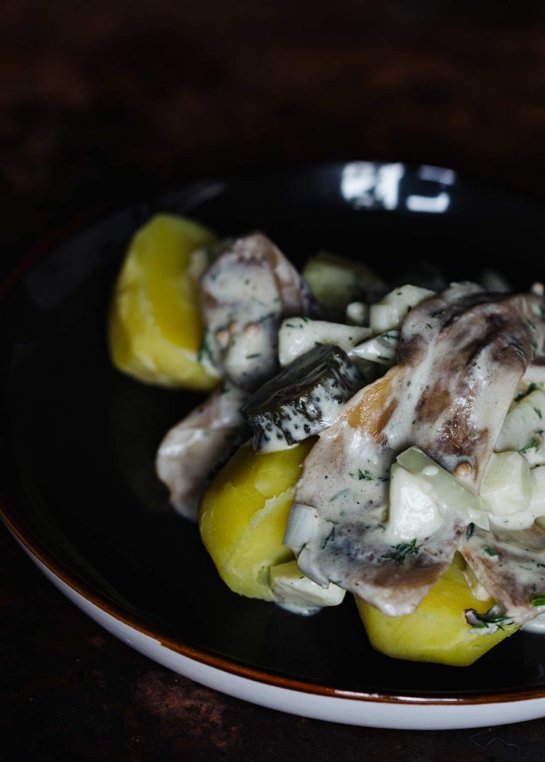 Veganer Heringssalat mit Aubergine, Apfel, Gewürzgurken und Dill