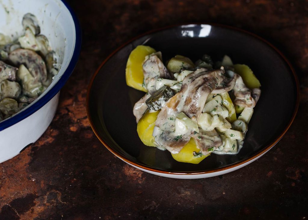 Veganer Heringssalat mit Aubergine, Apfel, Gewürzgurken und Dill