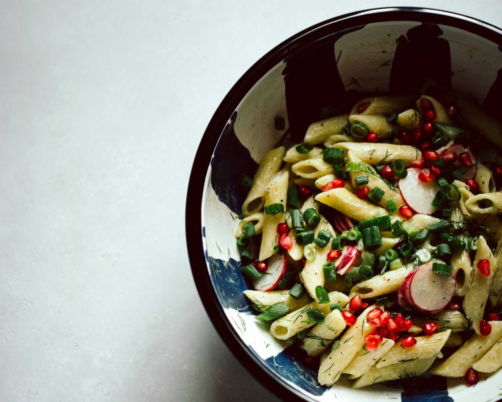 Veganer Nudelsalat mit Gemüse und cremigem Joghurt Dressing