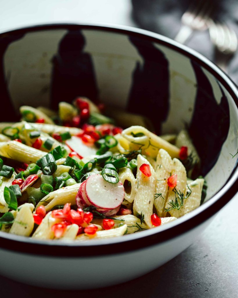 Veganer Nudelsalat mit Gemüse und cremigem Joghurt Dressing