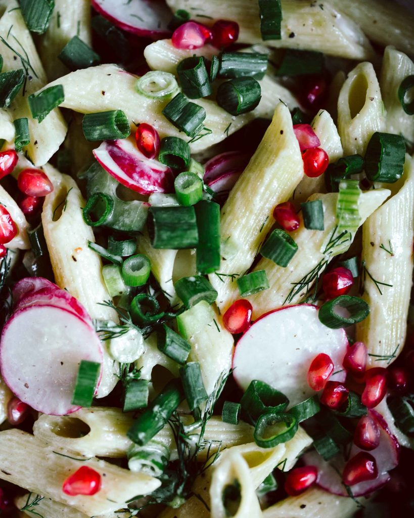 Veganer Nudelsalat mit Gemüse und cremigem Joghurt Dressing
