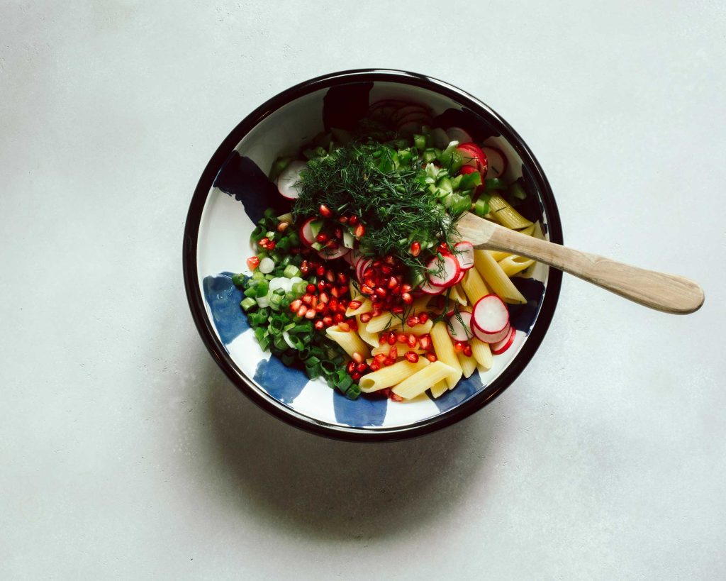Veganer Nudelsalat mit Gemüse und cremigem Joghurt Dressing