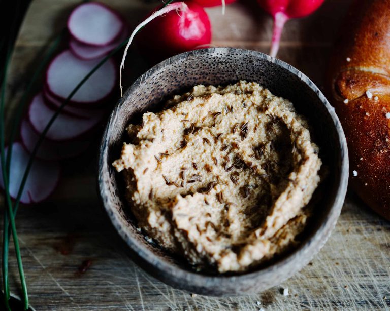 Veganer Obazda mit Räuchertofu, Senf und Kümmel
