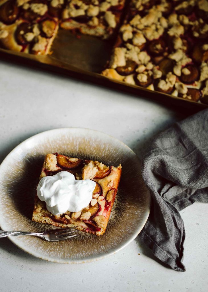 Veganer Zwetschgenkuchen mit Streuseln und Hefeteig vom Blech
