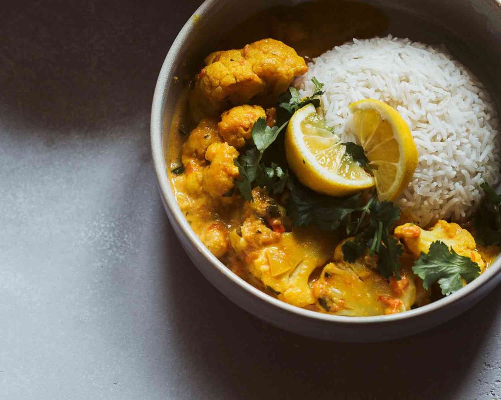 Blumenkohl Tikka Masala vegan mit Kichererbsen und cremiger Kokos-Tomaten-Sauce