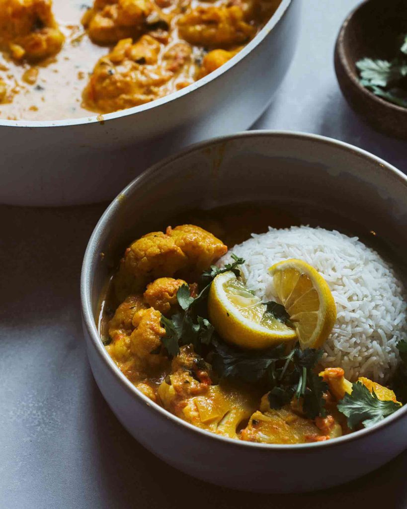Blumenkohl Tikka Masala vegan mit Kichererbsen und cremiger Kokos-Tomaten-Sauce