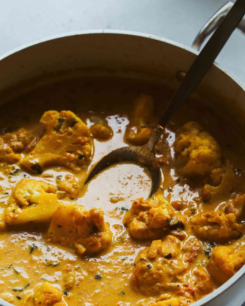Blumenkohl Tikka Masala vegan mit Kichererbsen und cremiger Kokos-Tomaten-Sauce