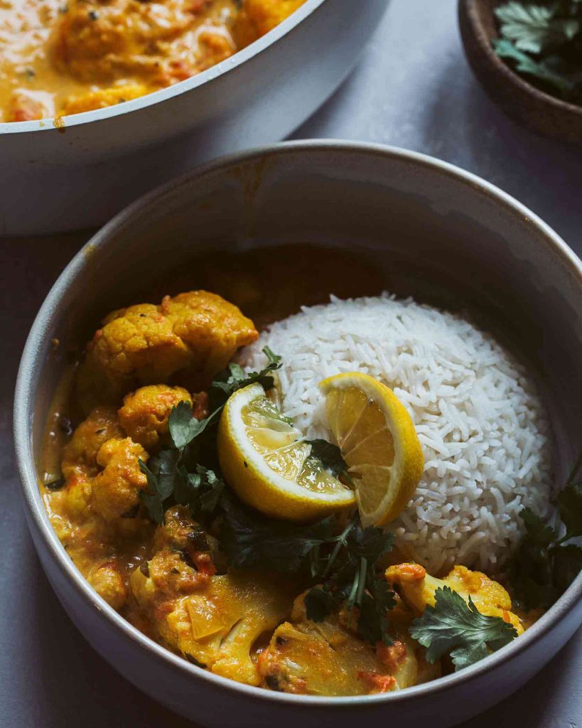 Blumenkohl Tikka Masala vegan mit Kichererbsen und cremiger Kokos-Tomaten-Sauce