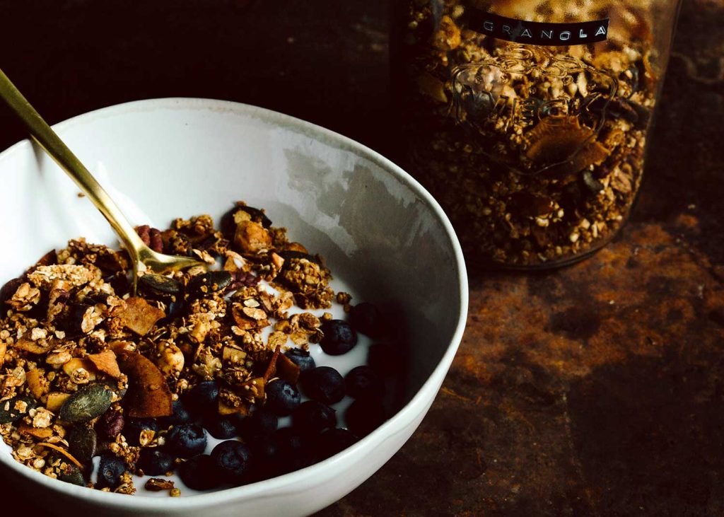 Selbstgemachtes veganes Granola mit Haferflocken, Nüssen und Kernen