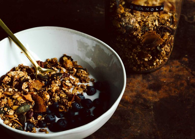 Selbstgemachtes veganes Granola mit Haferflocken, Nüssen und Kernen