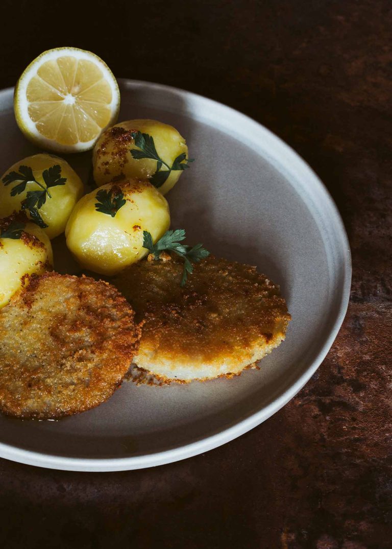 Knusprig panierte vegane Kohlrabischnitzel mit Zitrone