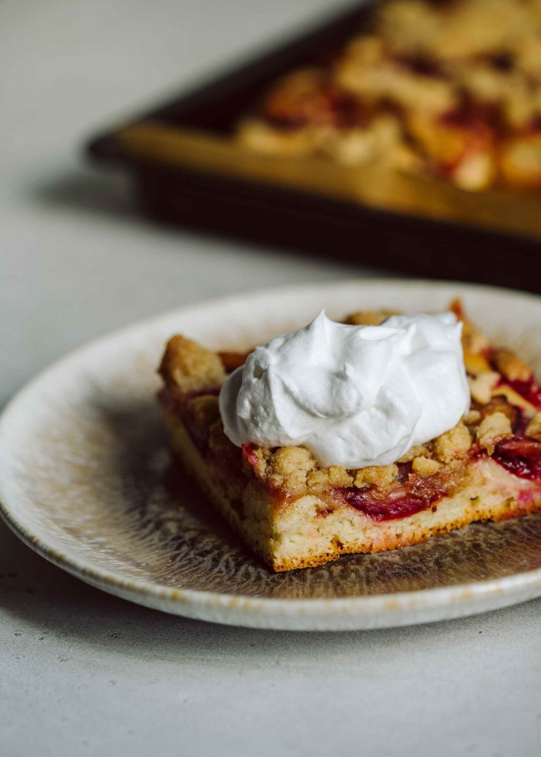 Veganer Zwetschgenkuchen mit Streuseln und Hefeteig vom Blech