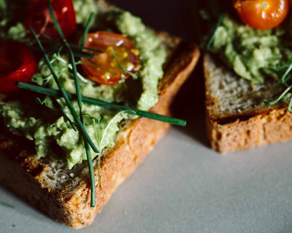Veganer Avocado Toast mit Kala Namak, Tomaten und Schnittlauch