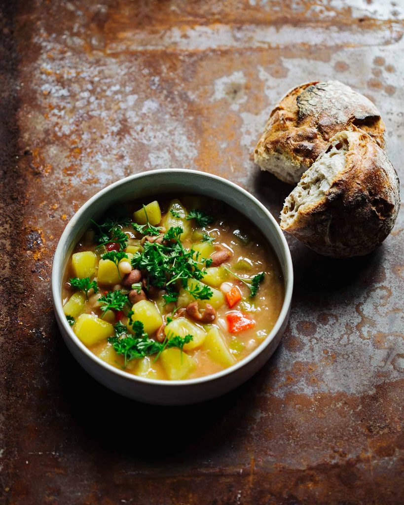 Veganer Kartoffel Bohnen Eintopf mit weißen Bohnen und Paprika