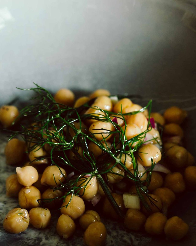 Veganer Kichererbsensalat mit Dill und roter Zwiebel