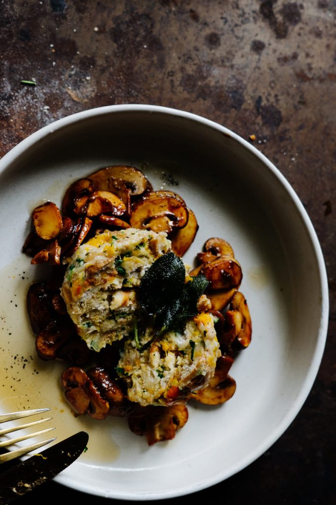 Vegane Kürbis-Laugenknödel mit Miso-Pilzen, Salbeibutter und gerösteten Kürbiskernen