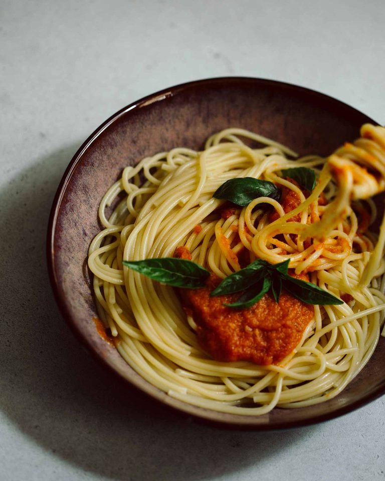Selbstgemachte Marinara Sauce aus frischen Tomaten und Kräutern
