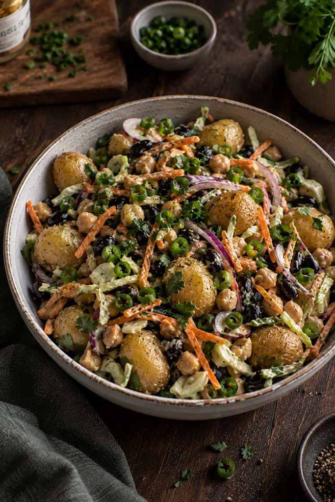 Muckisalat mit Kartoffeln, Kichererbsen, schwarzen Bohnen und Seidentofu-Dressing