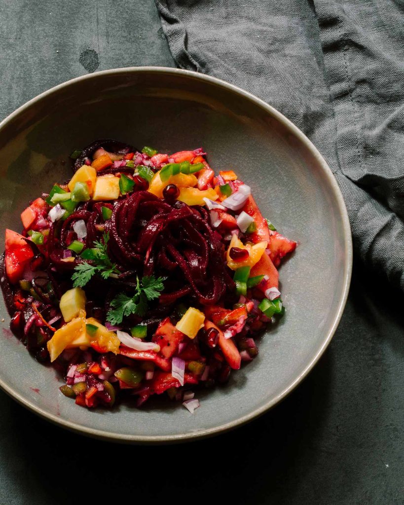 Veganer Papayasalat mit Roter Bete, Paprika und Koriander