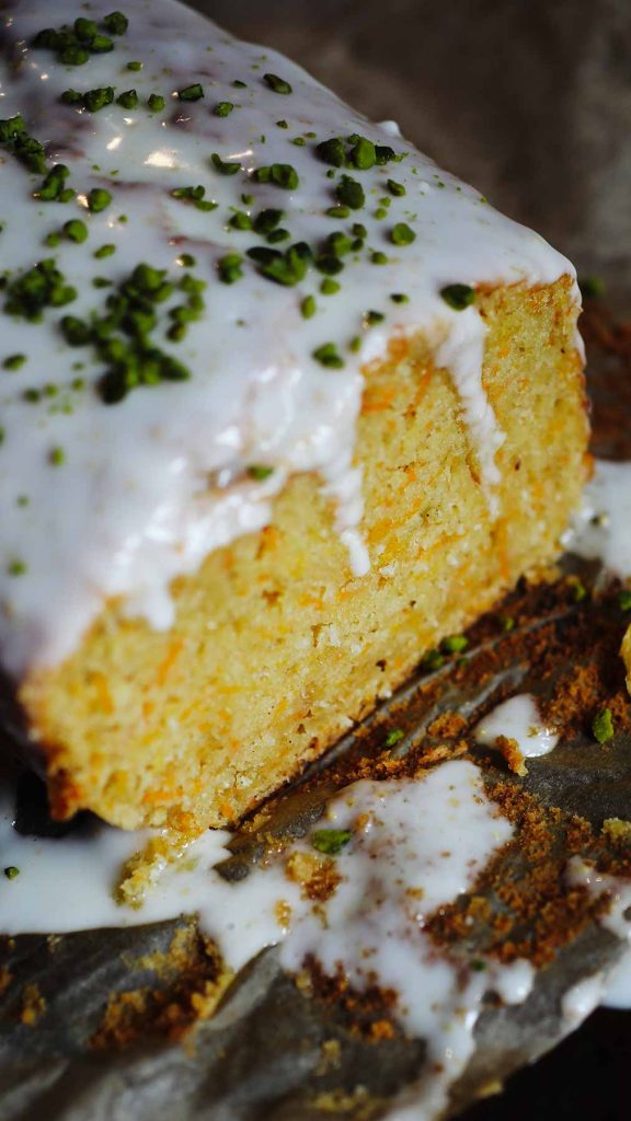 Saftiger veganer Möhrenkuchen mit Mandeln und Orangenguss