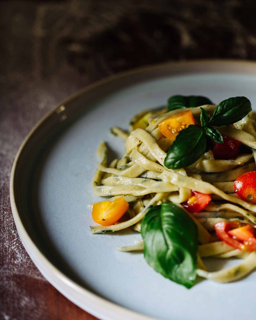 Selbstgemachte vegane Linguine mit Basilikum, Tomaten und Knoblauch