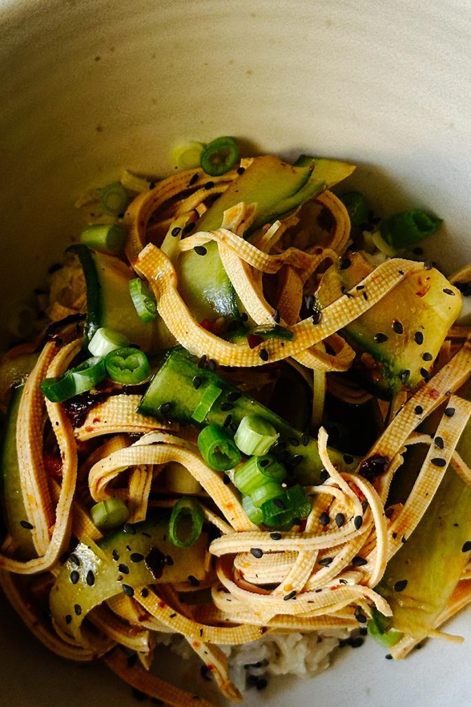 Tofu Salat mit 100 Blatt Tofu, Gurke, Chili Crunch und Frühlingszwiebeln
