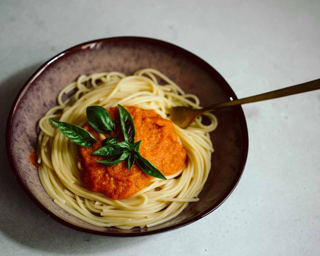Selbstgemachte Marinara Sauce aus frischen Tomaten und Kräutern