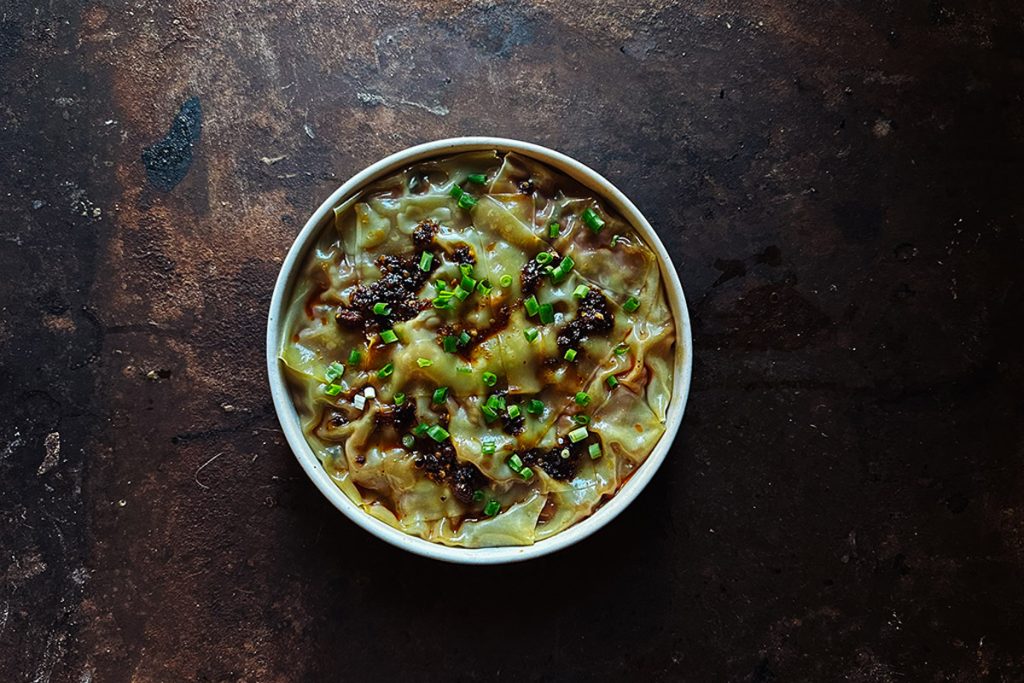 Vegane Dumpling Lasagne mit veganem Hack und Chili Crunch