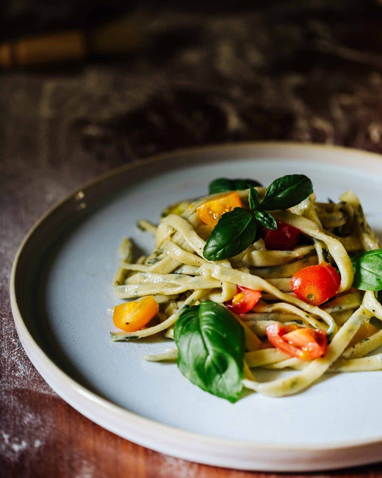 Selbstgemachte vegane Linguine mit Basilikum, Tomaten und Knoblauch