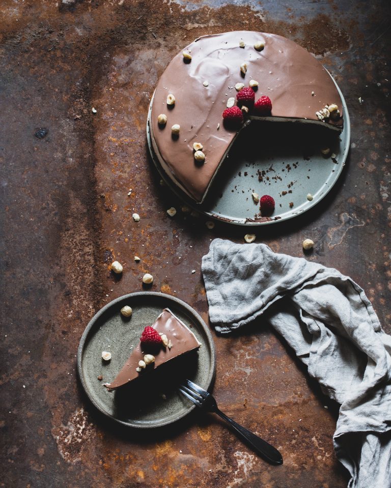 Vegane Schokotorte mit Haselnüssen und Schokoladen-Ganache