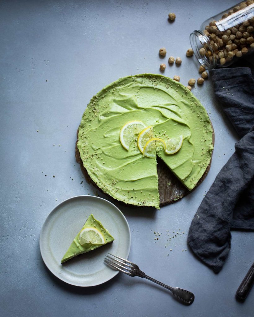 Veganer Avocado Kuchen ohne Backen mit cremiger Avocado-Zitronen-Füllung