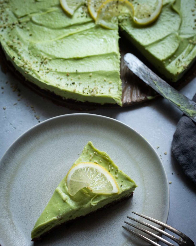 Veganer Avocado Kuchen ohne Backen mit cremiger Avocado-Zitronen-Füllung