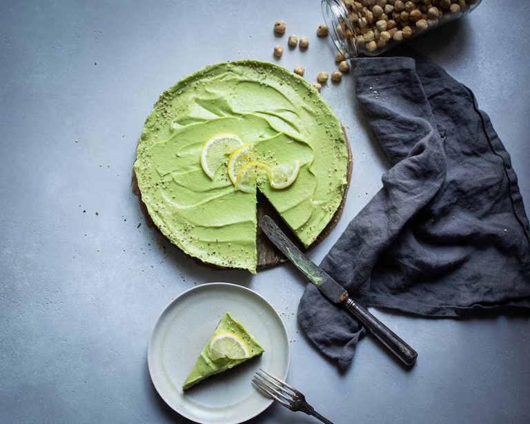 Veganer Avocado Kuchen ohne Backen mit cremiger Avocado-Zitronen-Füllung