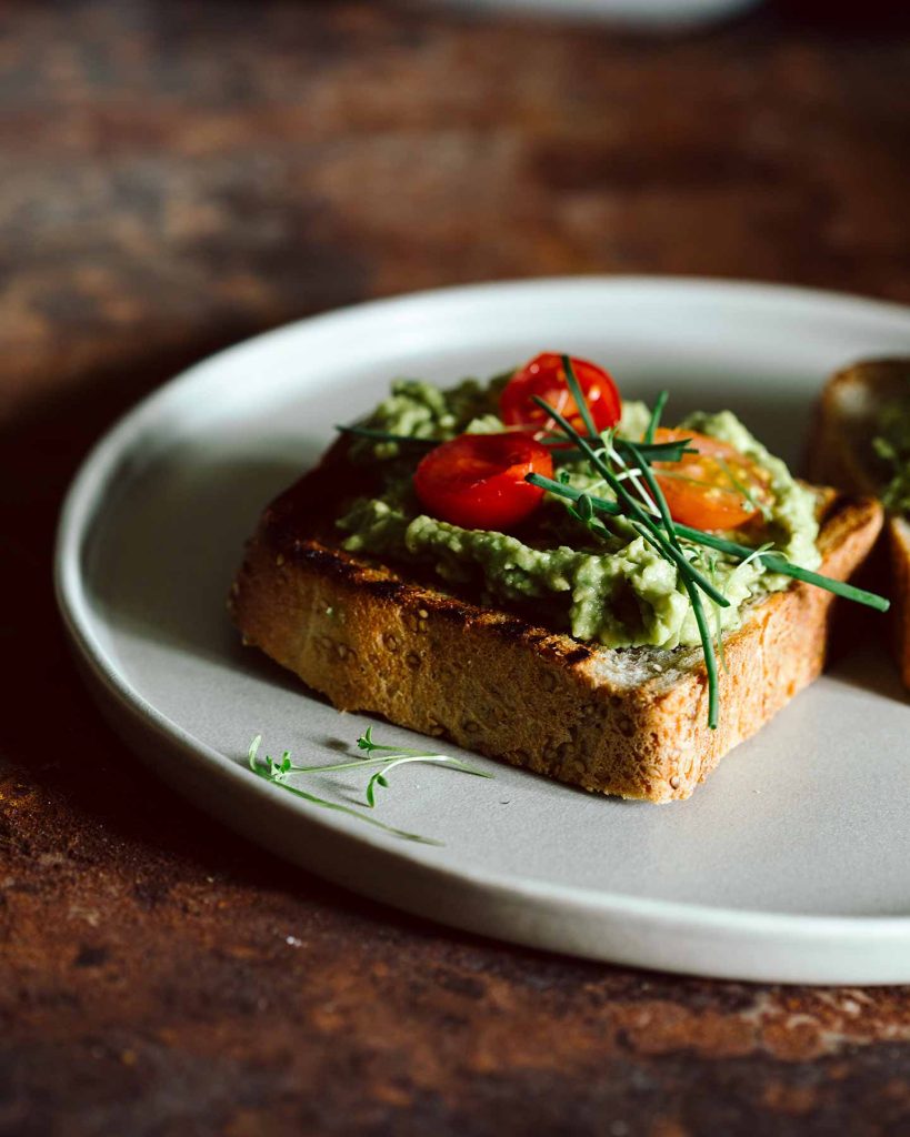 Veganer Avocado Toast mit Kala Namak, Tomaten und Schnittlauch