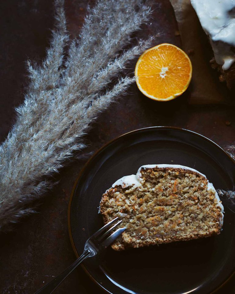 Saftiger veganer Möhrenkuchen mit Mandeln und Orangenguss