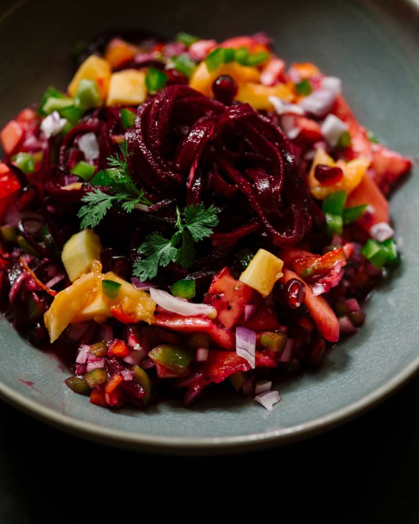 Veganer Papayasalat mit Roter Bete, Paprika und Koriander