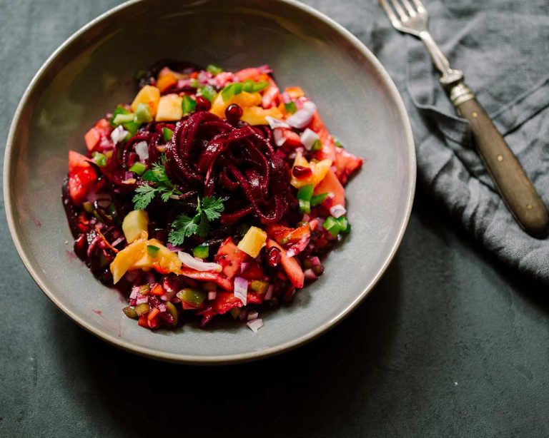Veganer Papayasalat mit Roter Bete, Paprika und Koriander
